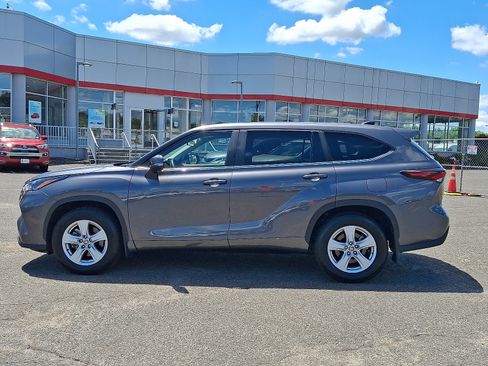 Used 2025 Toyota Highlander LE AWD/4WD image 4
