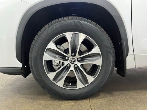 Used 2023 Toyota Highlander XLE AWD/4WD image 26