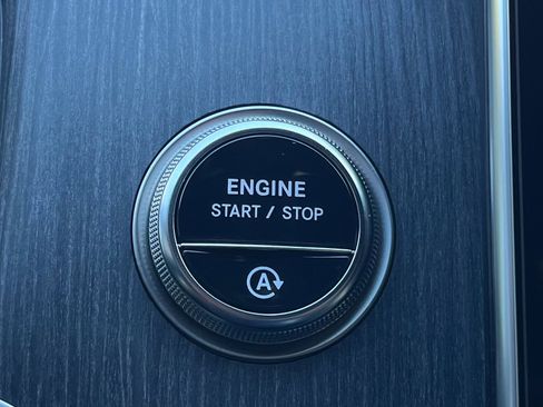 Used 2025 Mercedes-Benz GLC 300 4MATIC image 41