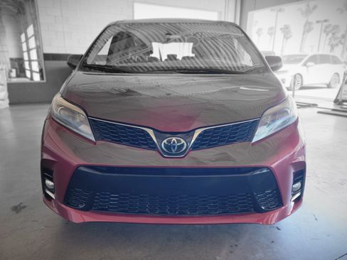 Used 2018 Toyota Sienna SE FWD image 2