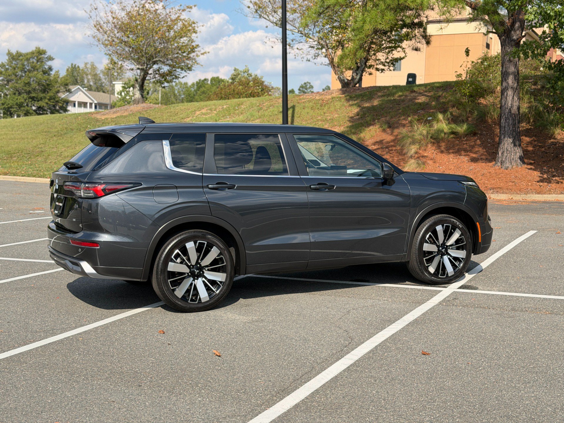 Used 2025 Mitsubishi Outlander SE FWD image 13