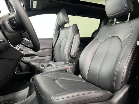 New 2026 Chrysler Pacifica Select FWD image 6