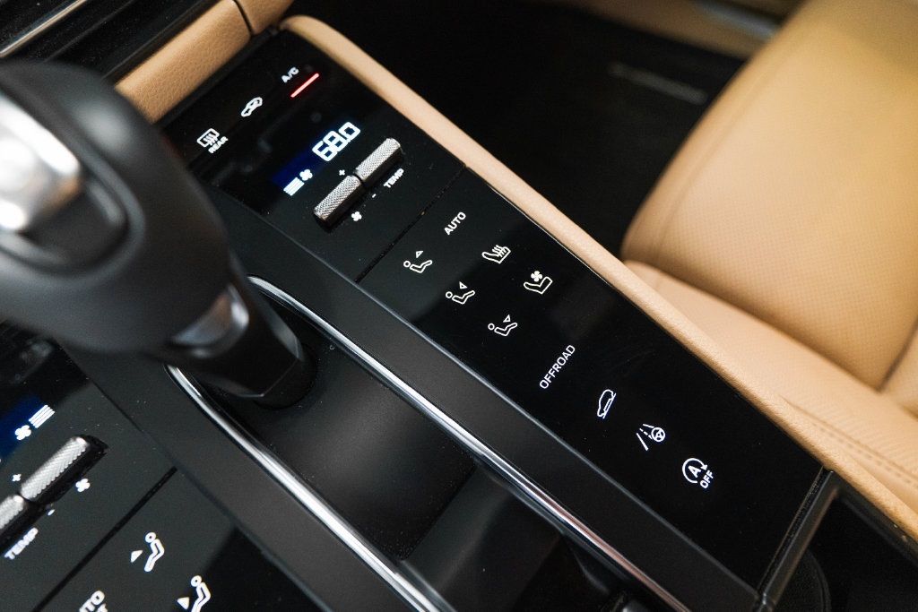 Certified 2023 Porsche Macan S AWD/4WD image 26