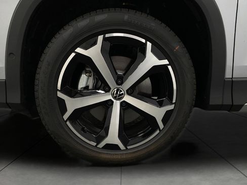 New 2025 Volkswagen Tiguan SE image 12