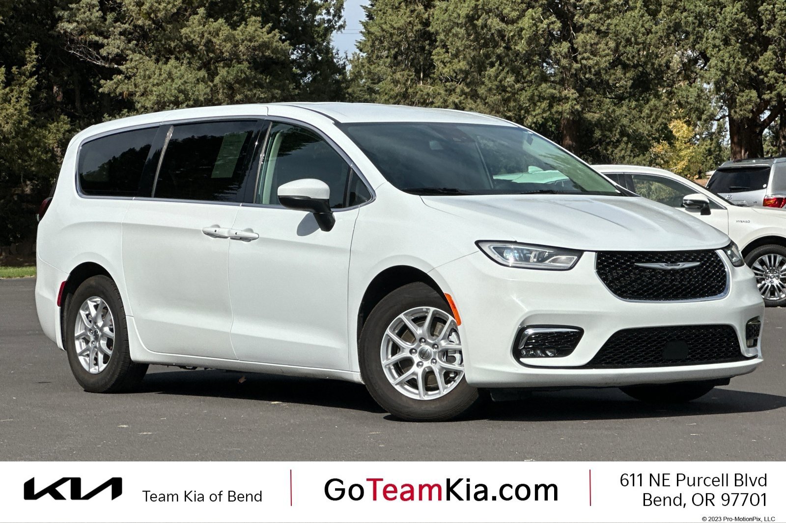 Used 2023 Chrysler Pacifica Touring-L FWD image 1