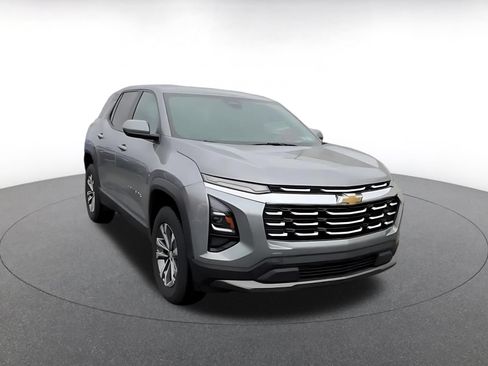 Used 2025 Chevrolet Equinox LT FWD image 2