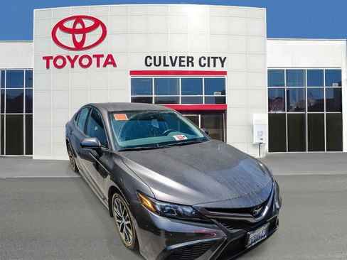 Used 2023 Toyota Camry SE FWD image 1