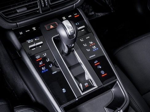 Certified 2025 Porsche Macan AWD/4WD image 23