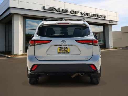 Used 2023 Toyota Highlander XLE FWD image 3