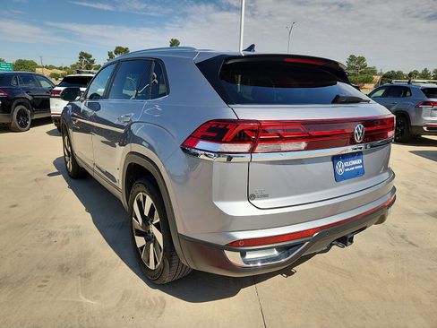 Certified 2025 Volkswagen Atlas Cross Sport SE FWD image 5