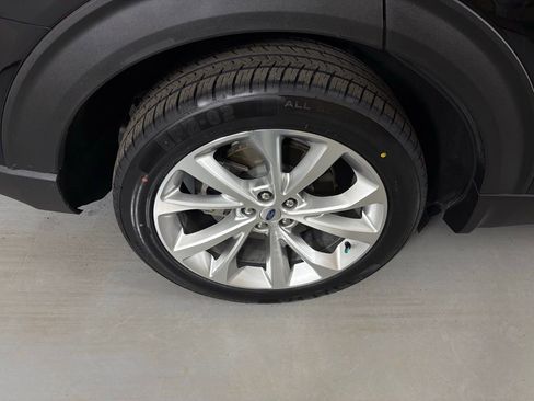 Used 2022 Ford Explorer Platinum w/ Premium Technology Package image 12