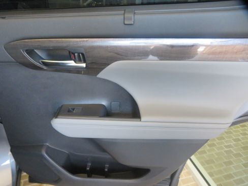 Used 2021 Toyota Highlander Platinum FWD image 24