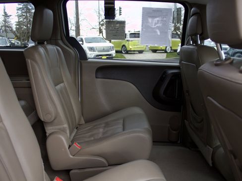 Used 2015 Chrysler Town & Country Touring image 28