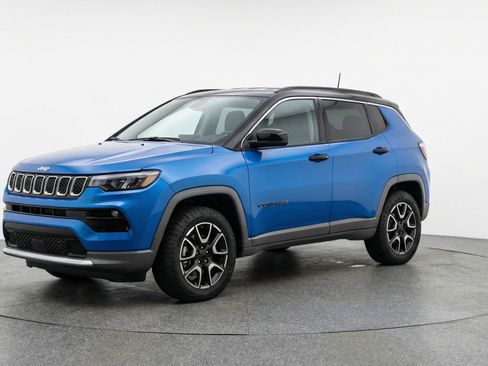 Used 2025 Jeep Compass Trailhawk image 3
