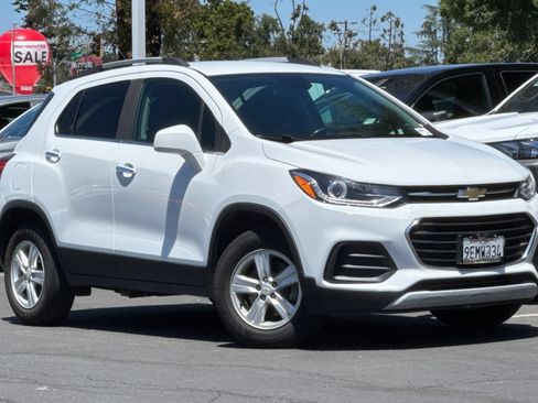 Used 2020 Chevrolet Trax LT w/ LT Convenience Package AWD/4WD image 2