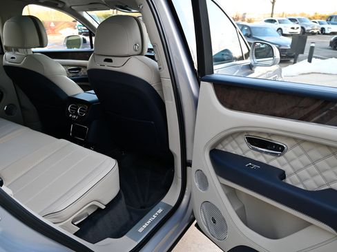 Used 2022 Bentley Bentayga image 47