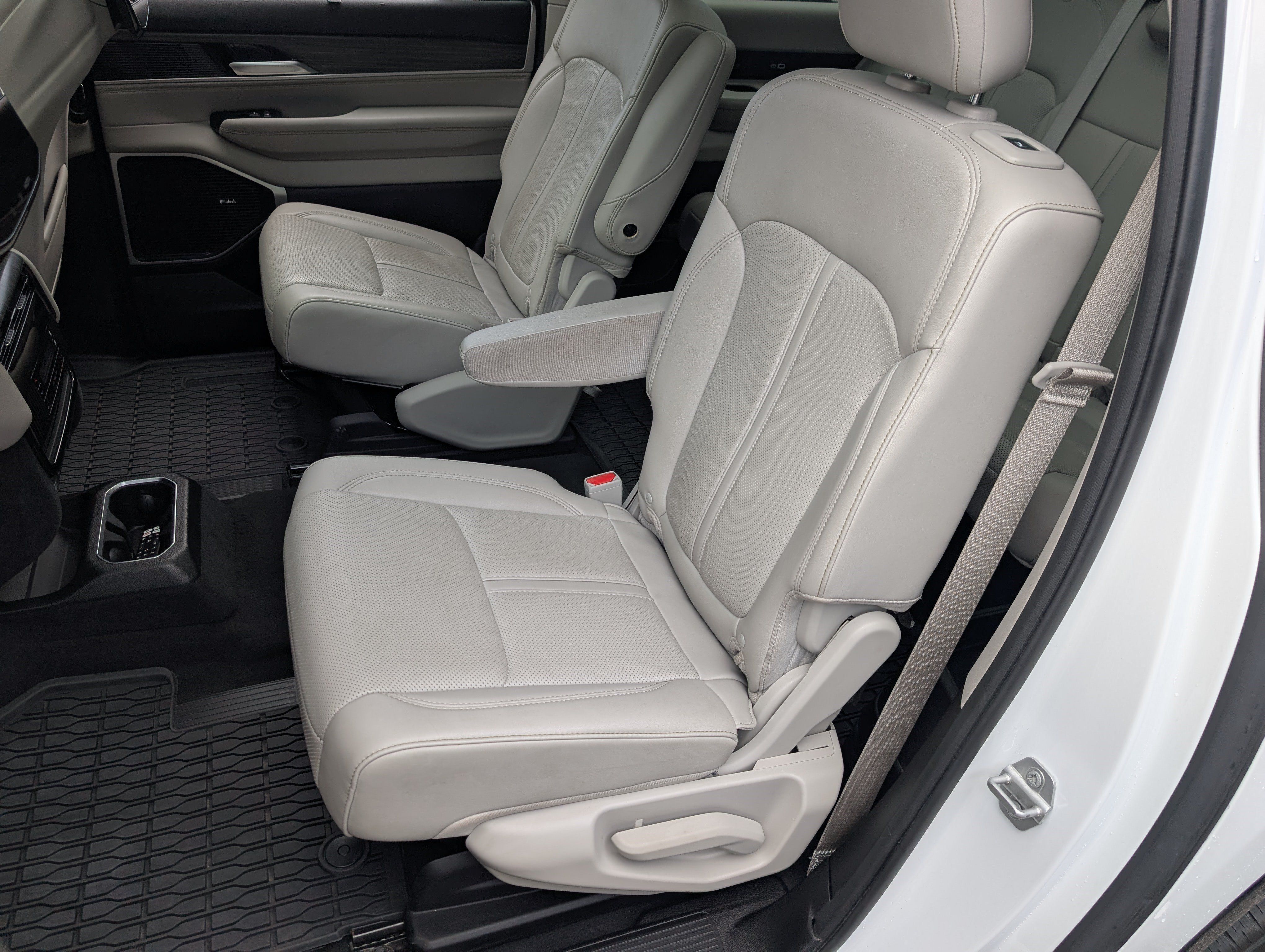 Used 2024 Jeep Wagoneer L Series III w/ Premium Group I AWD/4WD image 18