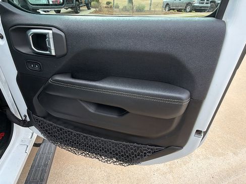 Used 2018 Jeep Wrangler Unlimited Sahara AWD/4WD image 17