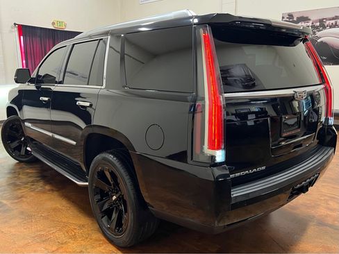 Used 2018 Cadillac Escalade Luxury RWD image 48