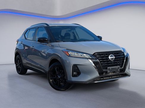 Used 2023 Nissan Kicks SR image 2