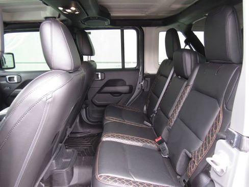 Used 2022 Jeep Wrangler Unlimited Sahara AWD/4WD image 16