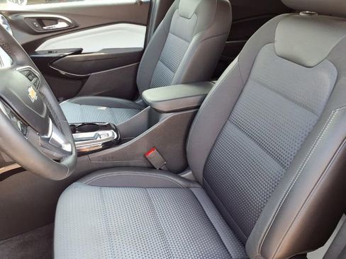 Used 2025 Chevrolet Trax LT w/ LT Convenience Package FWD image 3
