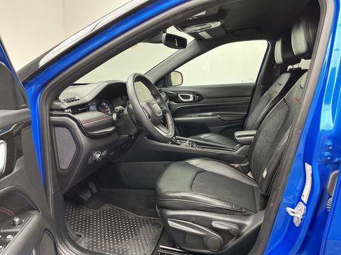 Used 2023 Jeep Compass Trailhawk AWD/4WD image 3