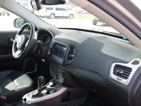 Used 2019 Jeep Compass Latitude w/ Cold Weather Group AWD/4WD image 29