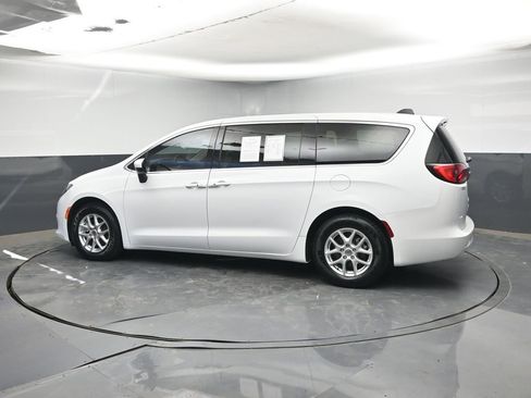 Used 2023 Chrysler Voyager LX image 3