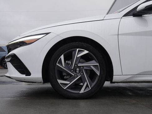 Used 2025 Hyundai Elantra Limited FWD image 6