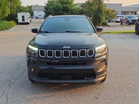 Used 2023 Jeep Compass Latitude w/ Sun and Sound Group AWD/4WD image 2