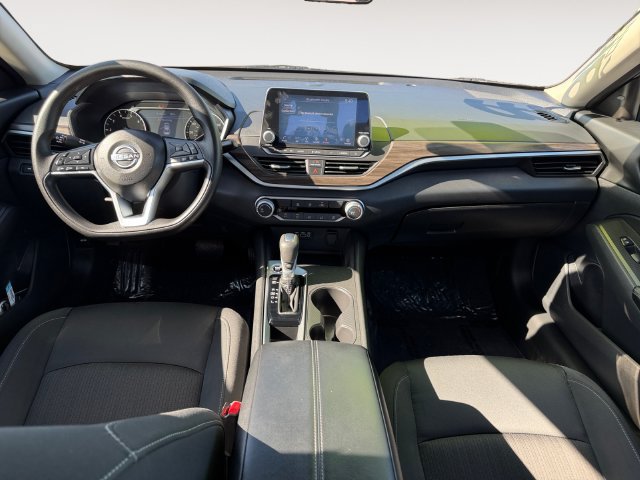 Used 2025 Nissan Altima 2.5 SV FWD image 10