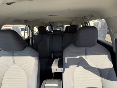 Used 2024 Toyota Highlander LE FWD image 20