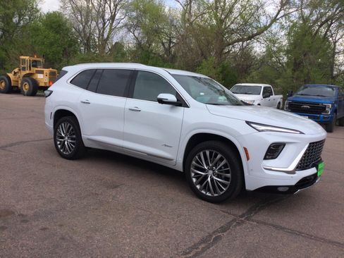 Used 2026 Buick Enclave Avenir w/ Super Cruise Package FWD image 4