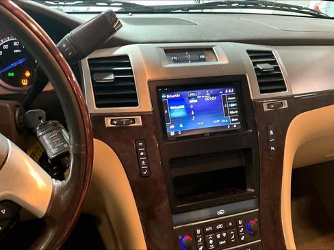 Used 2011 Cadillac Escalade Premium image 7