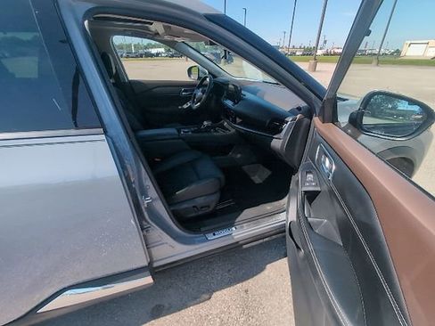 Used 2023 Nissan Rogue Platinum w/ Platinum Premium Package AWD/4WD image 3