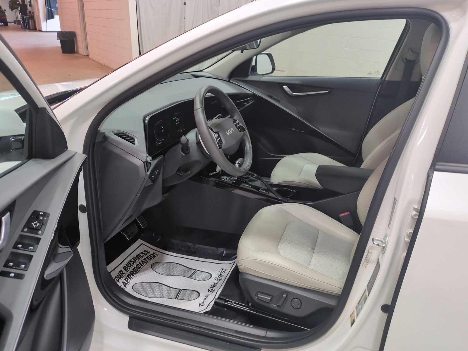 Certified 2024 Kia Niro EX Touring FWD image 15