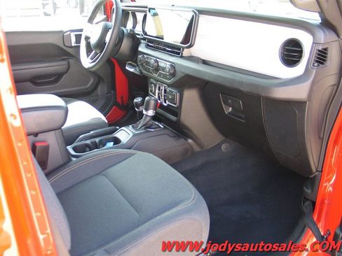 Used 2025 Jeep Wrangler Unlimited Sport AWD/4WD image 30