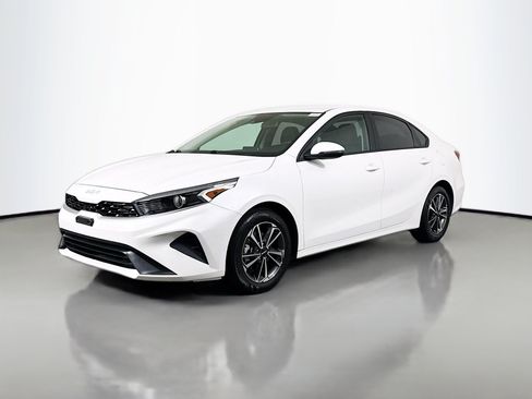 Used 2023 Kia Forte LXS w/ LXS Technology Package FWD image 4