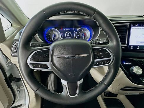 Used 2023 Chrysler Pacifica Touring-L FWD image 24