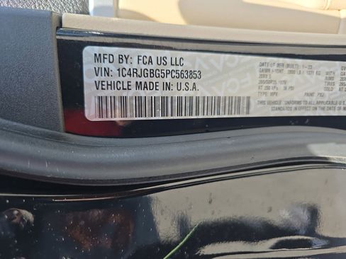 Used 2023 Jeep Grand Cherokee Limited w/ Black Appearance Package image 38