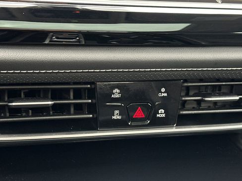 Used 2024 Volkswagen Atlas SE w/ Panoramic Sunroof Package FWD image 20