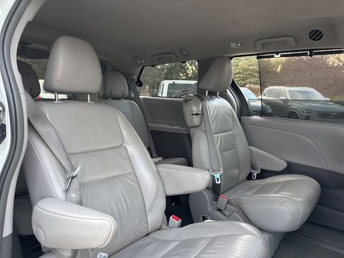 Used 2017 Toyota Sienna XLE image 11