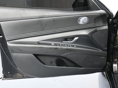 Used 2023 Hyundai Elantra Limited image 10