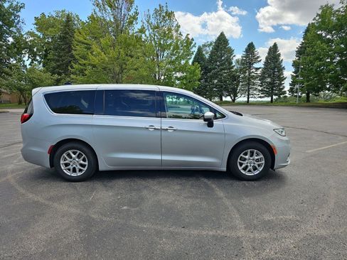 Used 2023 Chrysler Pacifica Touring-L FWD image 7