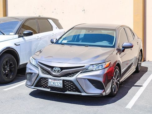Used 2018 Toyota Camry SE FWD image 1