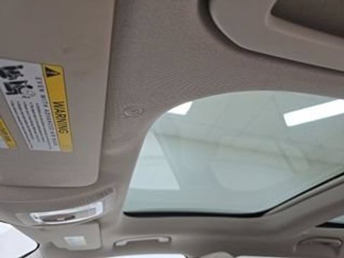 Used 2023 Mercedes-Benz GLB 250 4MATIC w/ Premium Package image 4
