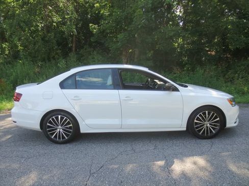 Used 2016 Volkswagen Jetta Sport FWD image 10