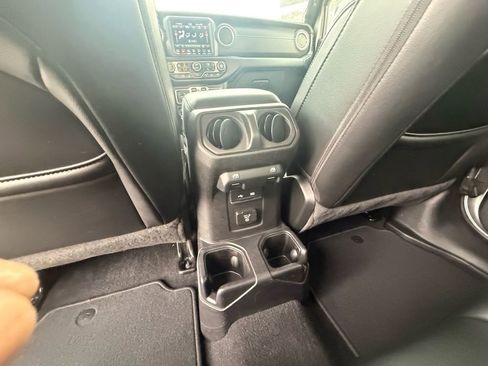 Used 2020 Jeep Gladiator Overland image 17