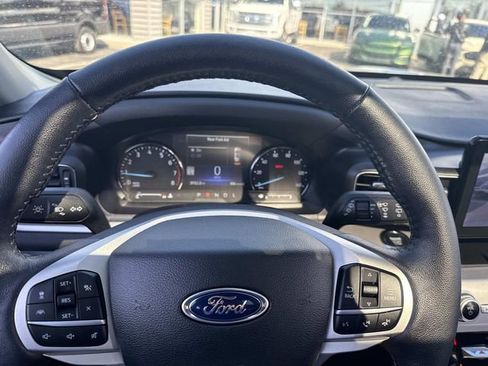Used 2022 Ford Explorer XLT w/ Equipment Group 202A AWD/4WD image 36